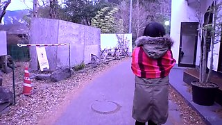 Dazzling Japanese babe flashes her sexy body in the outdoors