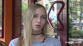 Sprachkorrespondentin Sirena Hat Auf Ihren Re