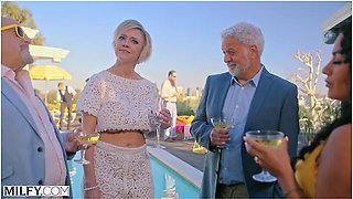 Dee Williams - Cock-hungry Socialite Dee Fucks Server At House Party