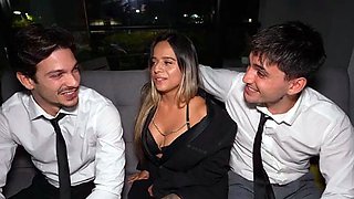 Intervista de trabajo termina en un trio con doble penetraci