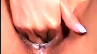 Thai amateur Kanya rubs her soaking cunt