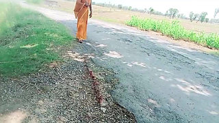 Village Bhabhi Ourdoor Sex Video in India