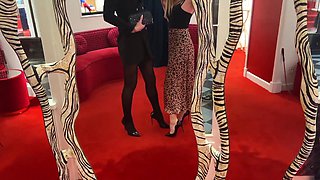 Reflets de soumission – Maîtresse Isadora et sa soumise chez Christian Louboutin, Par