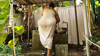Classy Indian Bhabi Bathing Fully Nude Outdoor Showing Her Assets