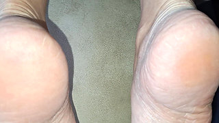 I'm squirting my girl's sexy toes