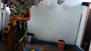 Aunty change saree