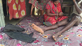 Bimar housewife mein land mein tel lagakar malish ki