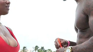 Ebony bubble butt quincy roee gets a south beach dick down after work