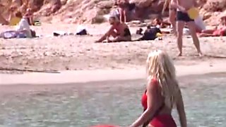 Lustful blonde Kelly Trump masturbates on rocks
