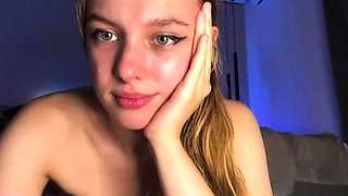 Hot Teen Play with Pussy and Squirting