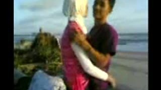 indonesian- cewek jilbab mesum di tepi pantai