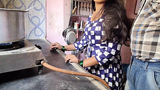 Gav ki ladaki ko kitchen  me lekar  choda  gavar ladake ne hindi clear voice