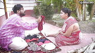 Desi Bra and Panty Salesman Bade Bade Dudhwali Gao ki Chhori Ko Bra ke badale Chod Diya Maje Lekar ( Hindi Audio )