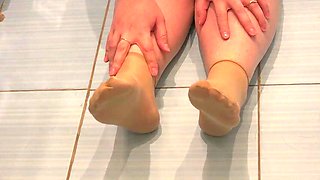 The PLUMPER offers you to munch her fuck-holes and urinates. Soles in nylon socks in urine. PHAT ASS WHITE GIRL.