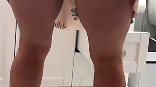 Horny brunette amateur milf solo pussy toying show on couch