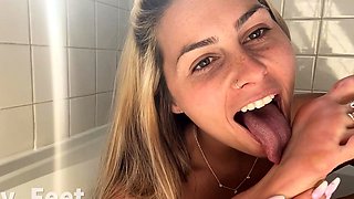 Horny amateur girls with a foot fetish play along