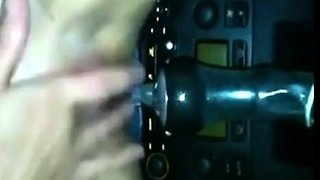 Elle se fait du bien dans la voiture avec son jouet