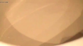 Amateur blonde empties her full bladder in the shower