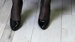 Black Pantyhose Heel Asmr - Sharp Floor Clicking & Soft Nylon Tugging