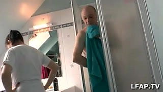 Papy se fait un petit 69 avec une asiatique