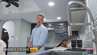 Hot plumber kaylee ryder is finer at fixing van's pipe than fixing his kitchen submerge - brazzers