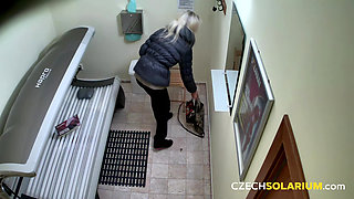 Czech Solarium 72: MILF’s Shaved Pussy Gets the Spotlight