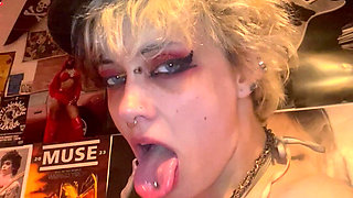 Goth Girl Glitterqueen1999 Stretches Her Button Nose with Ni