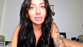 Amateur brunette double toying on webcam