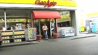 Quick toilet fuck
