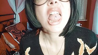 The giantess uses you instead of her missing tooth and