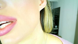 Amateur webcam girl masturbate big dildo