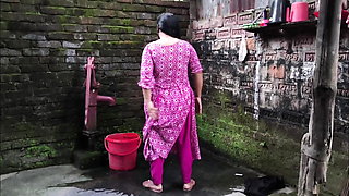 I see my aunty was cleaning the bathroom so I hugged her and started fucking her ass