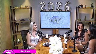 Big-pussy blonde opens up and reveals
