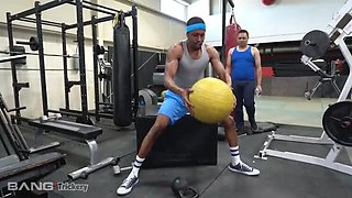 Hot Gym Sex - Personal Trainer Tricks BBC Client For Hardcore Workout Fuck