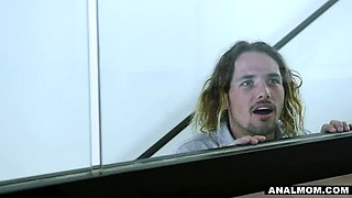 Stepmom finds comfort after divorce in Ass fingering