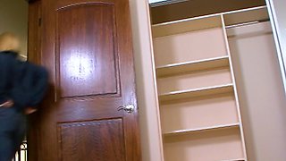 Rather flexible blonde babe Kagney Linn Karter loves fucking in standing pose