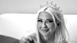 Blonde Leya Falcon Teases Naked Body