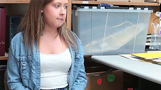 American fledgling ash-blonde opens up her gams for a